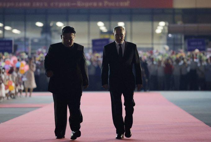 <p>Rusya'nın Kuzey Kore ile artan askeri ortaklığı, Kiev ve müttefiklerinde endişelere yol açıyor. İki ülke 2024 yılında Kapsamlı Stratejik Ortaklık Anlaşması imzaladı. Anlaşma, taraflardan birine saldırı olması durumunda karşılıklı yardım sağlanmasını taahhüt ediyor.</p>
<p> </p>