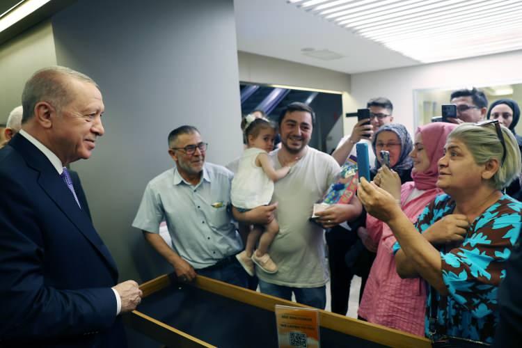 <p> Cumhurbaşkanı Erdoğan, hastanede bulunan hasta yakınlarıyla sohbet etti.</p>
<p> </p>