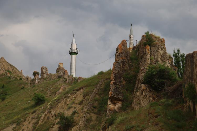 <p>Köy sakinleri, <strong>"Minare burada ancak cami nerede?"</strong> diyerek, insanlardan benzer sorular duyduklarını söylediler. </p>