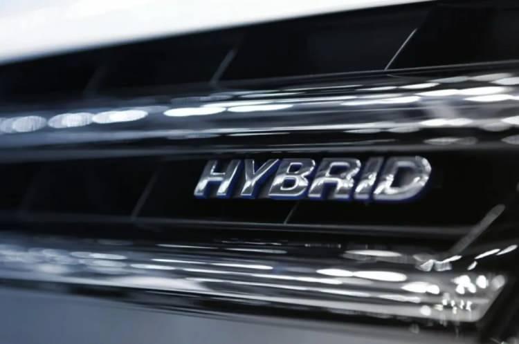 <p>Dünya genelinde artan akaryakıt fiyatlarının ardından elektrikli ve hibrit otomobiller vatandaşların gözdesi halinde geldi. Bu kapsamda vatandaşlar, en az yakan hibrit otomobilleri araştırıyor. İşte en az yakan hibrit otomobiller...</p>