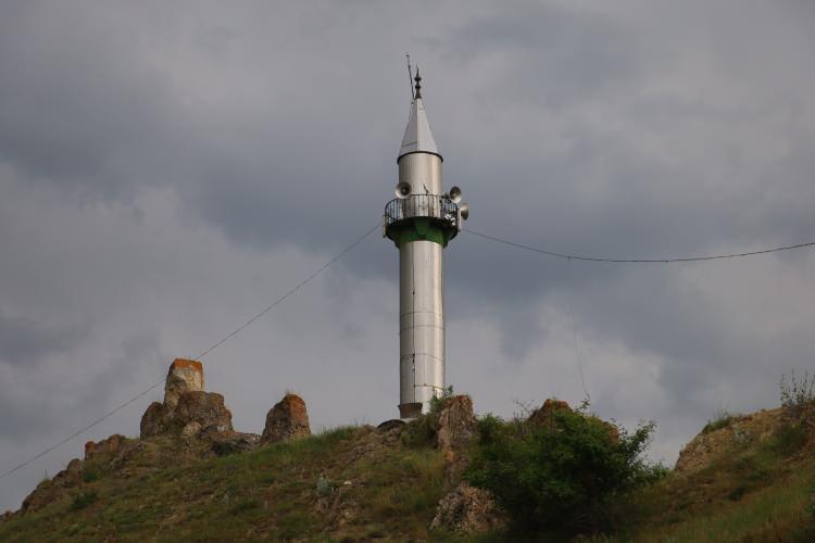 <p><span style="color:#A52A2A"><strong>MİNARE CAMİDEN 150 METRE UZAKTA </strong></span></p>
<p>Köy meydanında bulunan cami ve camiden yaklaşık<strong> </strong><strong>150 metre uzaklıktaki</strong> bir tepede bulunan minaresi ile görenleri hayrete düşürüyor.</p>