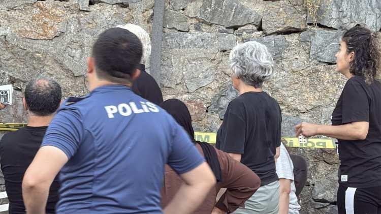 <p>Olay yeri inceleme çalışmalarının tamamlanmasının ardından Metin ve Gül'ün cenazeleri otopsi yapılmak üzere Adli Tıp Kurumu'nun morguna kaldırıldı. Ekipler silahı kimin kullandığını tespit etmek için çalışma başlattı.</p>
