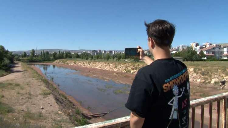 <p><span style="color:rgb(0, 0, 0)"> Sivas'tan doğarak Karadeniz'e dökülen ve Türkiye'nin en uzun nehri olan Kızılırmak'ta görüntülenen kara leylek, bir süre avlandı. </span></p>