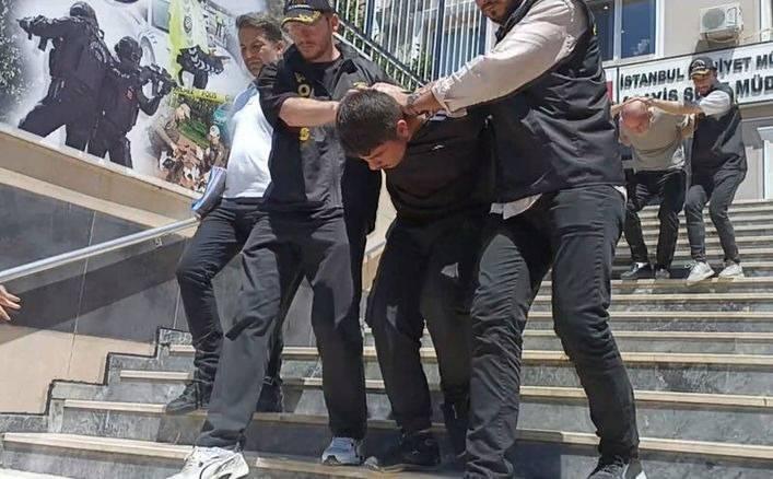 <p>Olaya ilişkin geniş çaplı inceleme başlatan Sarıyer Asayiş Büro Amirliği ekipleri, şüpheli Samet T.'nin Bağcılar'da olduğunu tespit etti. Devam eden çalışmalarda Samet T., olaydan kısa süre sonra, saklandığı Bağcılar'daki amcası Aytekin T.'nin evinde olayda kullandığı ruhsatsız silahla yakalandı.</p>