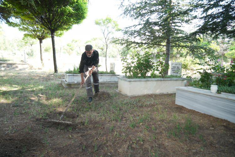 <p>Gümüşler belde mezarlığında tek bir gül dahi yokken süpürgeyi eline alan Hüdaverdi Boran, yıllardır hem mezarlığı temizliyor hem de her yeri güllerle güzelleştiriyor. </p>