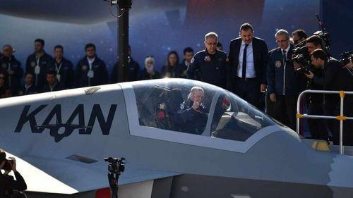 <p>Türk havacılık mühendisliğinin ulaştığı zirve noktası olan beşinci nesil KAAN'ın Endonezya’ya 48 adetlik satış anlaşmasının imzalanması, Türk havacılık tarihinde yine bir dönüm noktası olan HÜRJET’in İspanya’ya ihracatı ve Türkiye’nin, dünya İHA pazarının yüzde 65’ine sahip olması; Türkiye’nin ileri savunma teknolojilerinde dünya çapında söz sahibi olma kararlılığının somut bir göstergesi.</p>
<p> </p>