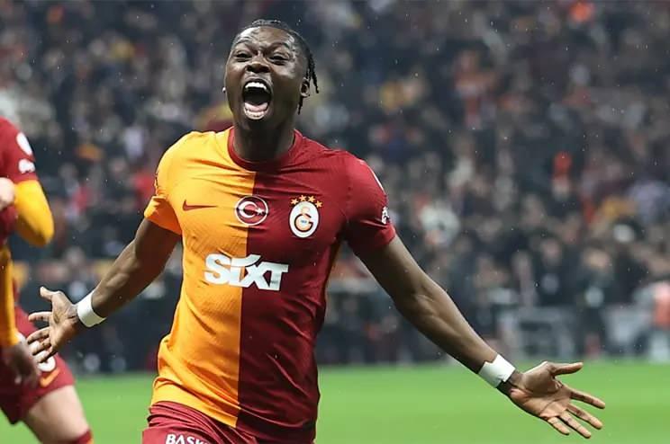 <p>Galatasaray, Derrick Köhn için 5 milyon euronun altında bir satışa sıcak bakmıyor.<br />
<br />
Köhn'le Eyüpspor'la birlikte Almanya ve İtalya'dan bazı takımlar ilgileniyor.<br />
<br />
(MİLLİYET)</p>
