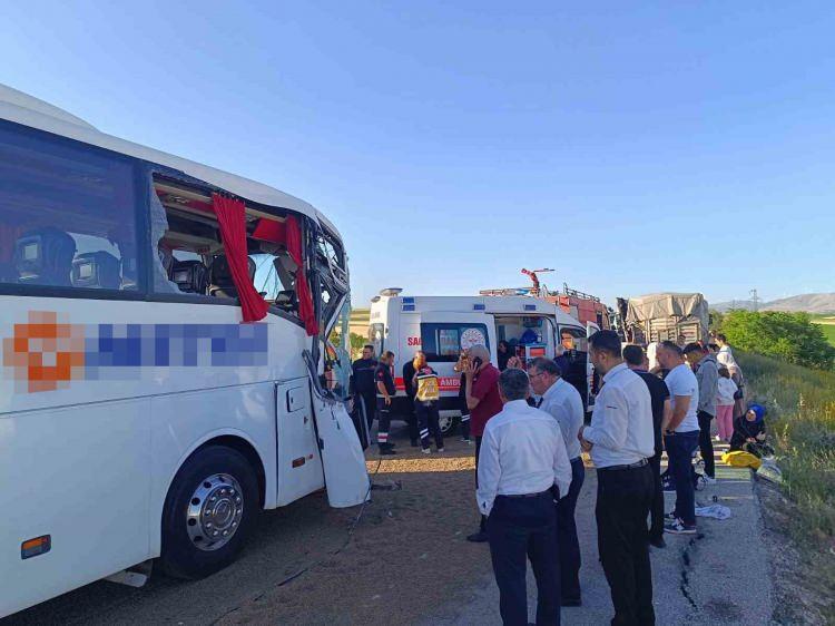 <p>Kaza Afyonkarahisar’ın Sandıklı ilçesi çıkışında meydana geldi. </p>