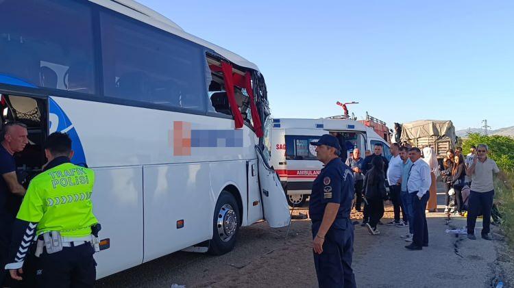 <p>Edinilen bilgilere göre, sabah erken saatlerde yaşanan trafik kazasında içerisinde 36 yolcunun bulunduğu Metro turizme ait yolcu otobüsü sürücüsünün henüz belirlenemeyen bir sebepten ötürü direksiyon hakimiyetini kaybetmesi sonucu önündeki tırı arkadan çarptı.</p>