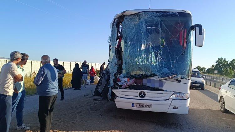 <p>Yaralılar kaza sonrası ihbarı üzerine bölgeye gelen ambulanslarla hastanelere kaldırıldı.</p>

<p> </p>
