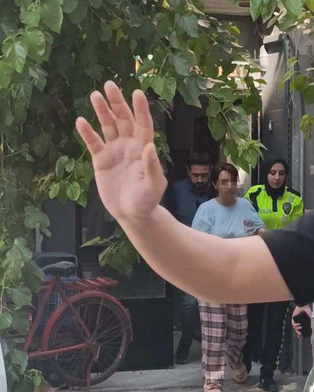 <p>İddiaya göre, 3 çocuk annesi Rabia Bilen, zaman zaman, <strong>geç saatlerde dışarıda olduğu gerekçesiyle tartıştığı kızı Cemre Bilen ile yine tartıştı. </strong></p>