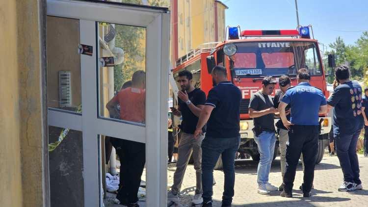 <p>Ekiplerin bölgede soğutma ve güvenlik çalışmaları devam ediyor.</p>