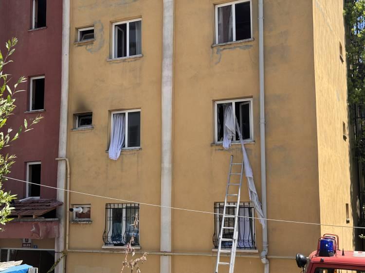 <p>Patlama sonrası 2 dairede büyük hasar oluşurken, 1'i ağır 5 kişi yaralandı. Patlama etkisiyle kapı ve penceler parçalandı, duvarlar da yıkıldı.</p>