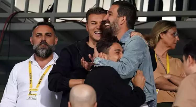 <p>Fenerbahçe'de Mourinho'nun pek sıcak bakmadığı İrfan Can'ı sarı-lacivertli yönetim bırakmak istemezken Arda Turan'ın milli futbolcu ile görüşerek transfer düşüncesini dile getirmesi bekleniyor.</p>