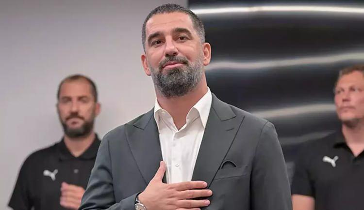 <p><strong>ARDA TURAN, İRFAN CAN KAHVECİ'Yİ TAKIMINA İSTİYOR</strong></p>