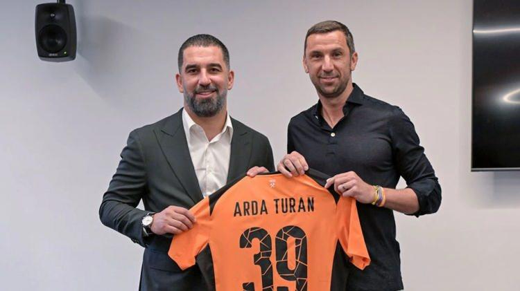 <p>Arda Turan'ın İrfan Can Kahveci'yi çok istemesine rağmen Fenerbahçe yönetiminin bu transfere kolay izin vermeyeceği de gelen haberler arasında.<br />
<br />
(TAKVİM)</p>