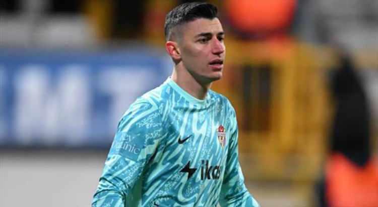 <p>Fenerbahçe'nin Uğurcan Çakır girişiminden sonra Trabzonspor'dan da Eyüpspor'un başarılı file bekçisi Berke Özer için bir hamle geldi.<br />
<br />
(AKŞAM)<br />
</p>
