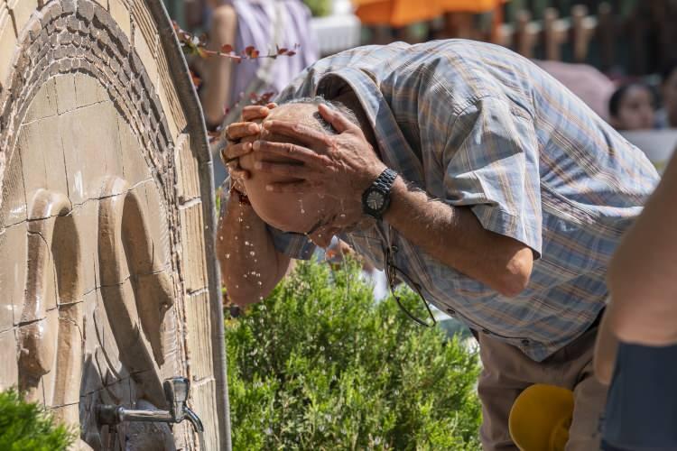 <p><em><strong>"Çarşamba gününden cuma gününe kadar süreceği öngörülen Sıcak hava dalgası nedeniyle, İstanbul'un farklı bölgelerinde sıcaklıkların 34-37 C aralığına kadar yükseleceği beklenmektedir. Tehlikeli sıcaklıkların etkili olacağı bu günler, güneş ışınlarının dik geldiği 11.00 ila 16.00 saatleri arası güneş çarpması açısından en riskli zamanlardır."</strong></em></p>
