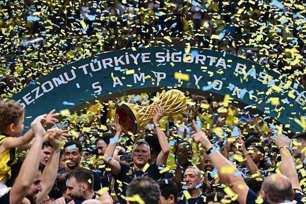 <p>Jasikevicius, oyunculuk kariyerinde de kulüpler ve milli takımlar düzeyinde birçok şampiyonluk kazanmıştı.</p>