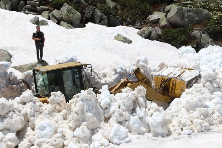 <p><strong>Ardeşen ilçesine bağlı ilçe merkezine 55 kilometre uzaklıktaki Balıklı Yaylası'nda düşen çığ nedeniyle yol ulaşıma kapandı.</strong> Ekipler yaylacıların mağduriyet yaşamaması için harekete geçerek ulaşıma kapalı yolu yeniden açmak için kar temizliğine başladı. </p>