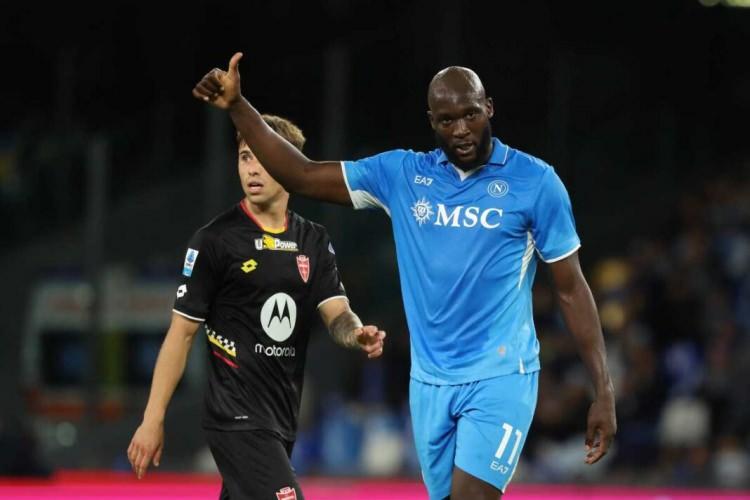 <p>Napoli'nin Şampiyonlar Ligi'ni düşünerek forvette flaş bir hamle yapacağı ve Lukaku'yu da bu sebeple farklı bir takıma gönderebileceği iddia edildi.<br />
<br />
(FOTOMAÇ)</p>