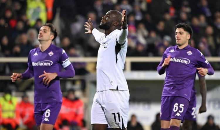 <p>Beşiktaş, Romelu Lukaku'yu yakından takip ediyor.<br />
<br />
Başkan Serdal Adalı'nın kaliteli bir golcü transferi konusunda ısrarcı olduğu ve Napoli'de sezonu şampiyon bitiren Lukaku için Çizme ekibine kiralama teklifinin yapılabileceği kaydedildi.</p>