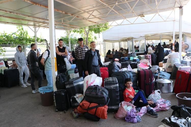 <p>Türkiye'yi çok sevdiğini ifade eden Kahraman, <strong><em>"Suriye'ye dönmek için okulların tatil olmasını bekliyorduk. Okullar da bitti, çocuklar karnelerini aldı ve ülkemize dönüyoruz. Türkiye'ye teşekkür ediyorum." </em></strong>dedi.</p>
<p> </p>
<p> </p>