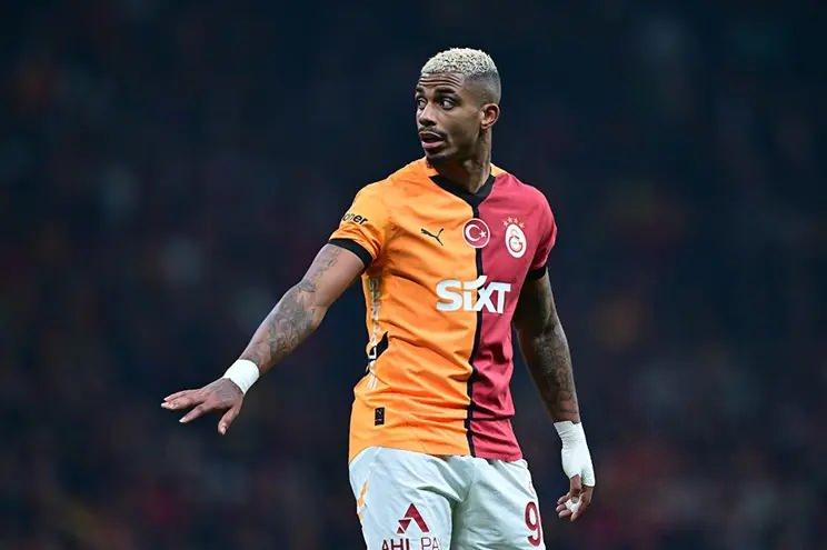 <p>Şampiyonlar Ligi'nde derinlikli bir kadro ile mücadele etmek isteyen Sarı-kırmızılı takımın yıldız oyuncuyu elinden çıkarmayı kesinlikle düşünmediği öğrenildi. </p>

<p><br />
(FANATİK)</p>

