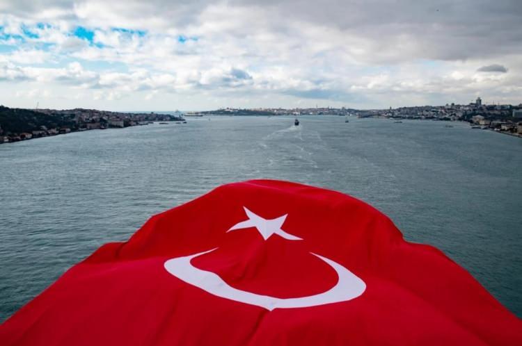 <p><span style="color:#B22222"><strong>TÜRKİYE'YE YÖNELİK ALGI OPERASYONU AÇIKÇA ORTAYA ÇIKTI</strong></span></p>
<p> </p>
<p>Özellikle, tüm dünyanın nefretini kazanan İsrail’in sıralamadaki yeri dikkatlerden kaçmadı. İlk 10’da yer almamasına rağmen Türkiye’nin olduğu konum da, listenin taraflı bir bakış açısıyla hazırlandığını gözler önüne serdi.</p>