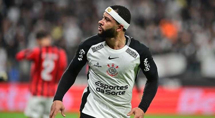 <p>Transfer çalışmalarını sürdüren Beşiktaş'ta Memphis Depay sürprizi dikkat çekti.<br />
<br />
Brezilya'da Corinthians'ta forma giyen ünlü futbolcunun, siyah beyazlılara önerildi.<br />
<br />
(FOTOMAÇ)</p>