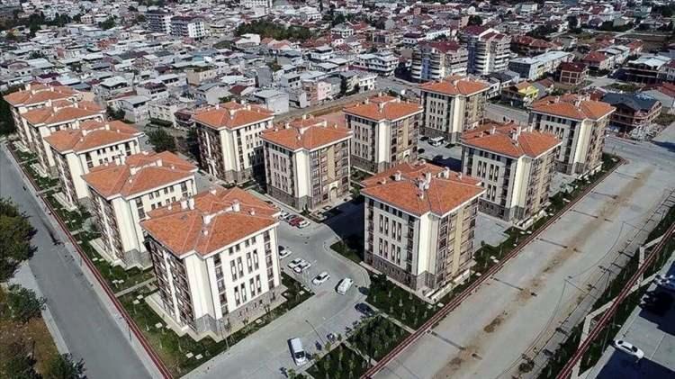 <p>Yaz aylarının gelmesiyle birlikte taşınma telaşı başladı. Kiralık ev arayanlar fiyatlara odaklandı.</p>