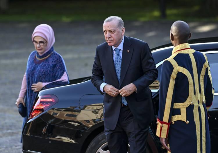 <p>Cumhurbaşkanı Erdoğan, ABD ve Türkiye'nin ticaret hacmini 100 milyar dolara çıkarabileceğini dile getirdi ve bu amaçla savunma ile enerji alanlarında yatırımlar yapılabileceğini belirtti. İki lider, Rusya ve Ukrayna savaşına dair de görüş alışverişinde bulundu.</p>
<p> </p>