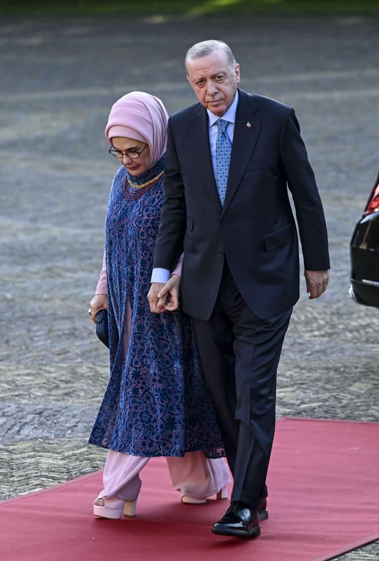 <p>Erdoğan ve Trump'ın özellikle savunma sanayiinde iş birliğinin geliştirilmesini hedeflediğini aktaran Real, toplam ticaret hacminin 100 milyar dolara ulaşabileceği bilgisini paylaştı.</p>
<p> </p>