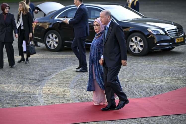 <p>Haberde, iki liderin, savunma sanayii alanında iş birliğinin artırılması için görüş alışverişinde bulunduğu ve bu alandaki ortaklığın ikili ticareti önemli ölçüde büyüteceği bildirildi.</p>