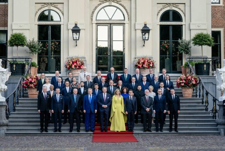 <p>Haberde, Cumhurbaşkanlığından yapılan açıklamaya da yer verilerek, iki liderin, NATO'nun önde gelen müttefikleri olarak İttifak'ın caydırıcılığını artırmak için alınacak tedbirlerin önemine dikkat çektiği belirtildi.</p>