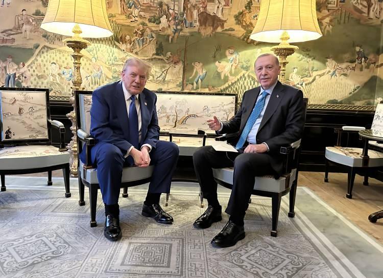 <p><strong>LE MONDE: ERDOĞAN ATEŞKESİ MEMNUNİYETLE KARŞILADI</strong></p>
<p>Fransız Le Monde'un haberinde Cumhurbaşkanı Erdoğan'ın, İsrail ile İran arasında sağlanan ateşkesten duyduğu memnuniyeti ifade ederek, Trump'ın bu konudaki çabalarını takdirle karşıladığı kaydedildi. Le Monde, Erdoğan'ın Rusya-Ukrayna çatışmasının sona ermesi için "yakın iş birliği" çağrısında bulunduğunu belirtti.</p>