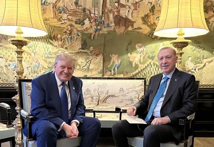 <p>İki lider, baş başa görüşmelerinde Türkiye ve ABD arasındaki ilişkilerin geliştirilmesi için atılabilecek adımları görüştü. Erdoğan ve Trump'ın görüşmesinde Orta Doğu'da yaşanan gelişmelerin yanı sıra küresel meseleler de ele alındı.</p>
<p> </p>