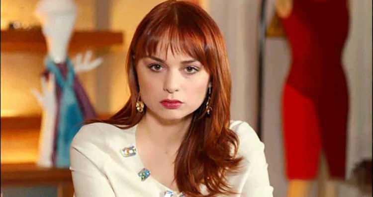 <p><span style="color:rgb(0, 0, 0)">Olay sırasında alkollü olduğu iddia edilen Şahinkaya'nın, masadaki bardakları ve eline geçirdiği şeyleri fırlatmaya başladığı iddia edildi. </span></p>