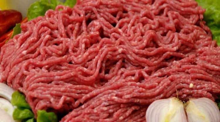 <p>Fransa'da birçok markette satılan iki markaya ait hindi kıymada salmonella bakterisi tespit edilmesi üzerine, ürünlerin acil toplatılması kararı alındı.</p>
