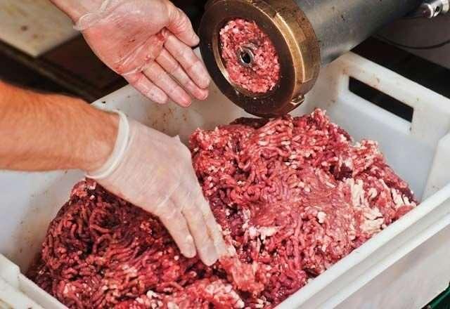<p>Yetkililer, salmonella tespit edilen hindi etlerinin ölümcül gıda zehirlenmesine yol açabileceğini belirterek, ürünlerin acil toplatılması kararını aldı.</p>
