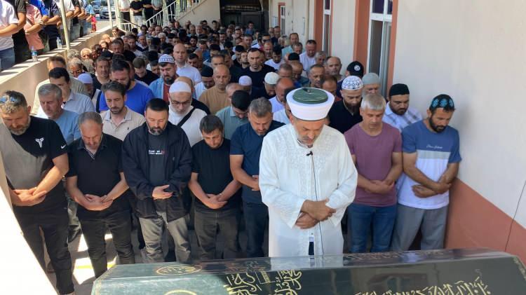 <p>Kazada baba ile oğlu M.A. (8) ağır yaralanırken, olay yerine sağlık ve polis ekipleri sevk edildi. </p>