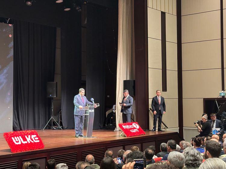 <p>Cumhurbaşkanlığı Millet Kütüphanesi Konferans Salonu'nda düzenlenen törene, Gençlik ve Spor Bakan Yardımcıları Hamza Yerlikaya, Safa Koçoğlu, Ankara Valisi Vasip Şahin, milletvekilleri, federasyon başkanları, sporcular, spor ve siyaset dünyasından isimler katıldı.</p>