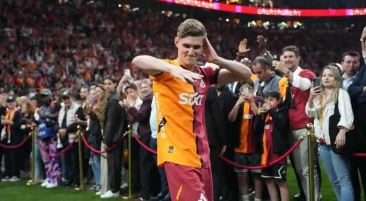 <p>Wolfsburg, Galatasaray'ın genç oyuncusu Elias Jelert'in peşini bırakmıyor.<br />
<br />
lman ekibi, Galatasaray ile resmi temaslara başladı.<br />
<br />
(TAKVİM)</p>
