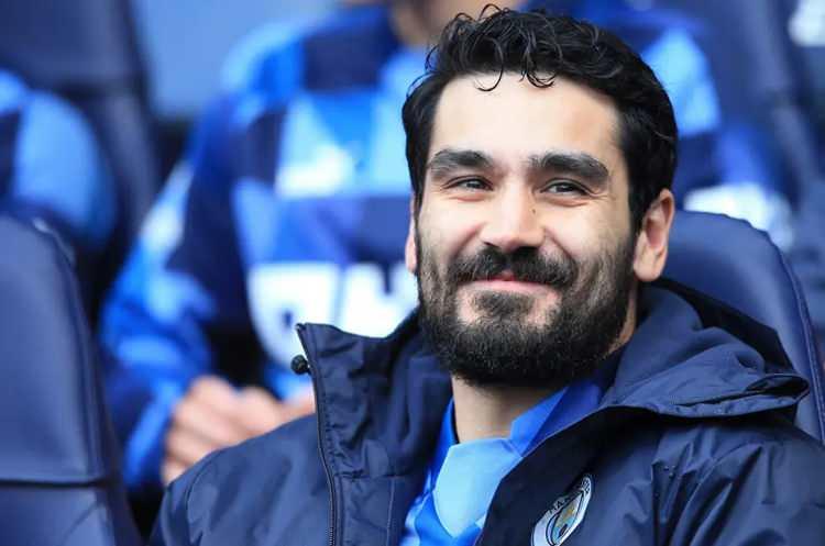 <p>Galatasaray, İlkay Gündoğan'ı transfer etmeye yakın.<br />
<br />
34 yaşındaki oyuncu da kaiyerine sarı-kırmızılılarda devam etmek istiyor. Transferin kısa sürede resmiyete dökülmesi bekleniyor.<br />
<br />
(AKŞAM)</p>
