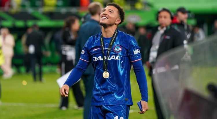 <p>Fenerbahçe, Jadon Sancho ile anlaşma sağladı.<br />
<br />
25 yaşındaki futbolcu, yaklaşık 10 milyon Euro'luk maaş teklifini kabul etti.<br />
<br />
Sarı-lacivertliler, Manchester United ile pazarlıklara başlayacak. Transferin olumlu sonuçlanması bekleniyor.<br />
<br />
(SABAH)</p>