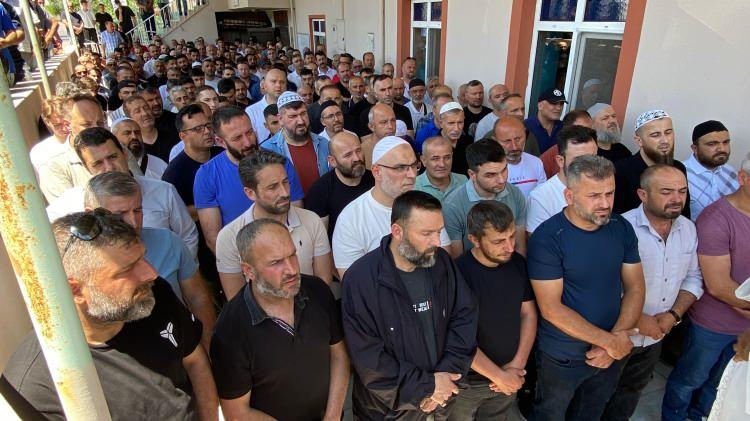 <p><span style="color:rgb(0, 0, 0)">Feci kaza ile ilgili acı detay ortaya çıktı. Nail Kurban'ın kaskını, motosiklete binmeden önce oğluna taktığı öğrenildi. Nail Kurban'ın cenazesi, Şirinköy Camisi'nde kılınan namazın ardından Şirinköy Mezarlığı'nda defnedildi. 8 yaşındaki oğlunun ise hastanedeki tedavisi devam ediyor.</span></p>