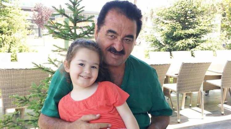 <p>2 yaşındaki Elif Ada, takdirname alarak babasını gururlandırdı. </p>
