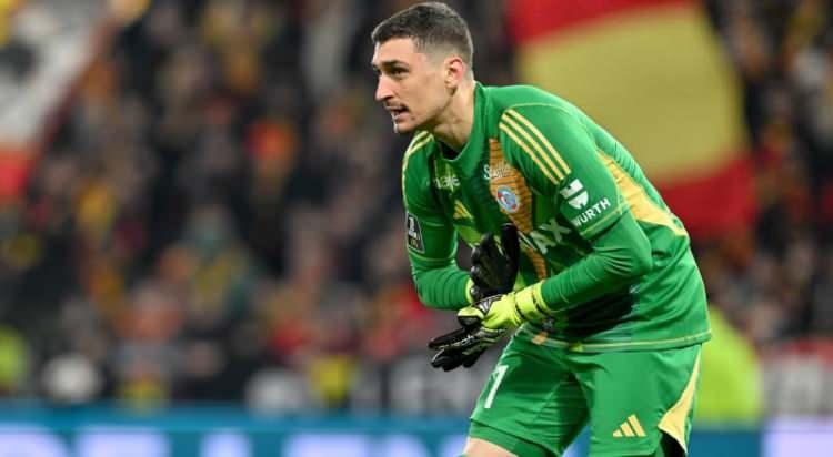 <p>Geçen sezonu Fransa Ligue 1 ekiplerinden Strasbourg’da kiralık olarak geçiren Djordje Petrovic, bonservisini elinde bulunduran Chelsea ile bağları tamamen kopardı.<br />
<br />
Alınan bilgiye göre 25 yaşındaki oyuncunun, transferi için Galatasaray’ın, bir kez daha pazarlık masasına oturmak için devreye girdiği bildirildi.<br />
<br />
(SÖZCÜ)</p>