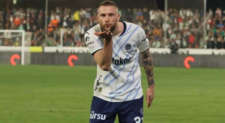 <p>Portekizli teknik adam Jose Mourinho'nun görüntülü arayarak, "Seni yeniden takımımda görmek istiyorum" dediği Milan Skriniar, "Sizinle çalışmak ayrıcalık" mesajıyla transfere hazır olduğunu bildirdi.<br />
<br />
Yönetim, PSG ile bonservis pazarlıklarında gaza bastı.<br />
<br />
(SABAH)</p>
