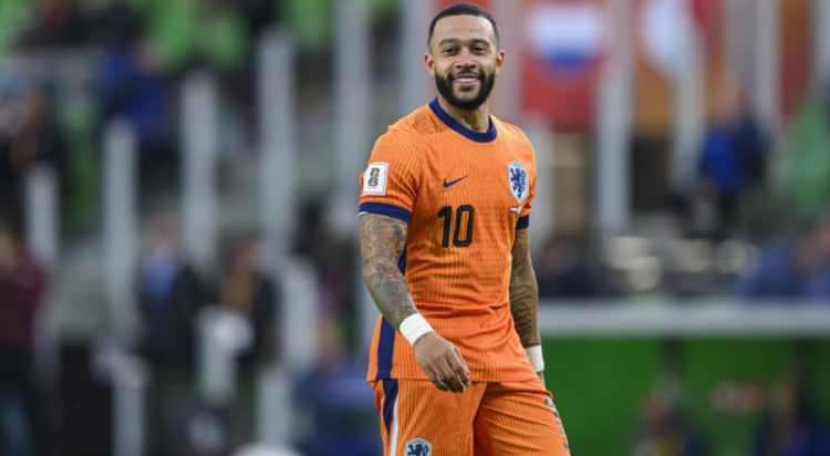 <p>900 bin Euro’luk alacağı ödenmediği için Brezilya kulübü Corinthians'a ihtarname gönderen Depay, parasını alamadığı takdirde sözleşmeyi feshetmek için harekete geçecek.<br />
<br />
Beşiktaş yönetimi, Corinthians’tan yılda 11 milyon Euro alması gereken yıldız oyuncuya net 5 milyon Euro önerdi.<br />
<br />
(HÜRRİYET)</p>